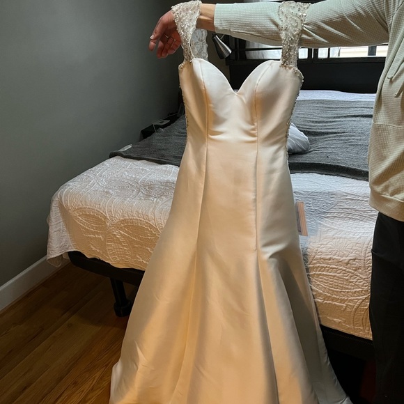 Sweetheart Wedding Dress - Picture 1 of 6